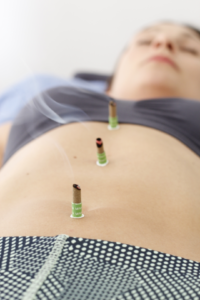 Esta estimulación con calor tenue puede utilizarse como apoyo en los tratamientos con acupuntura